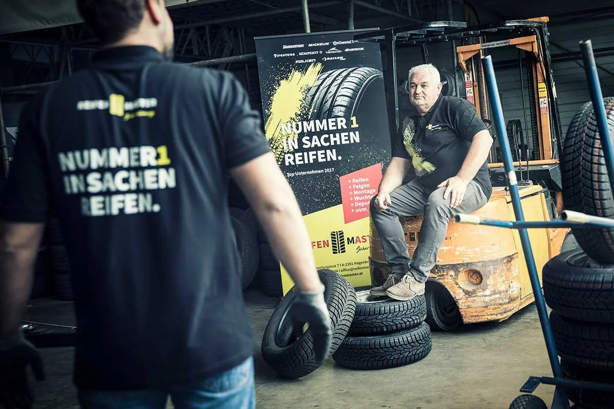 Miodrag Zecevic in der gebrandeten Werkstatt