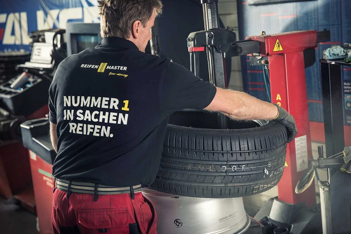 Mitarbeiter beim Wuchten eines Reifens