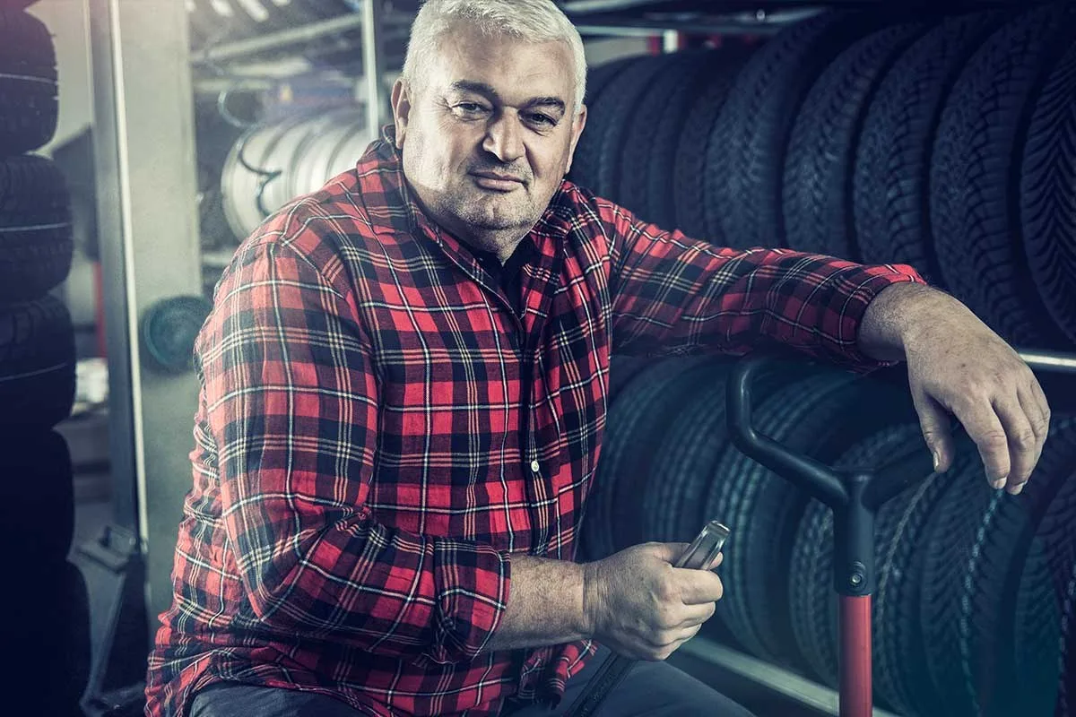 Miodrag Zecevic im Reifenlager