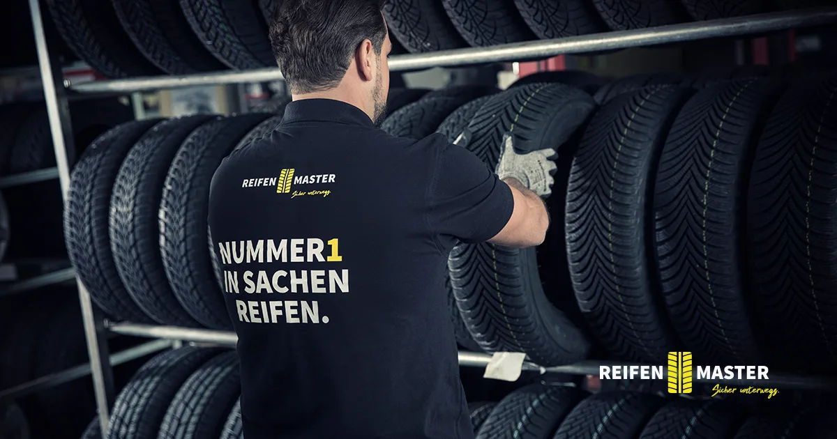 Mitarbeiter im Reifenlager von Reifen Master