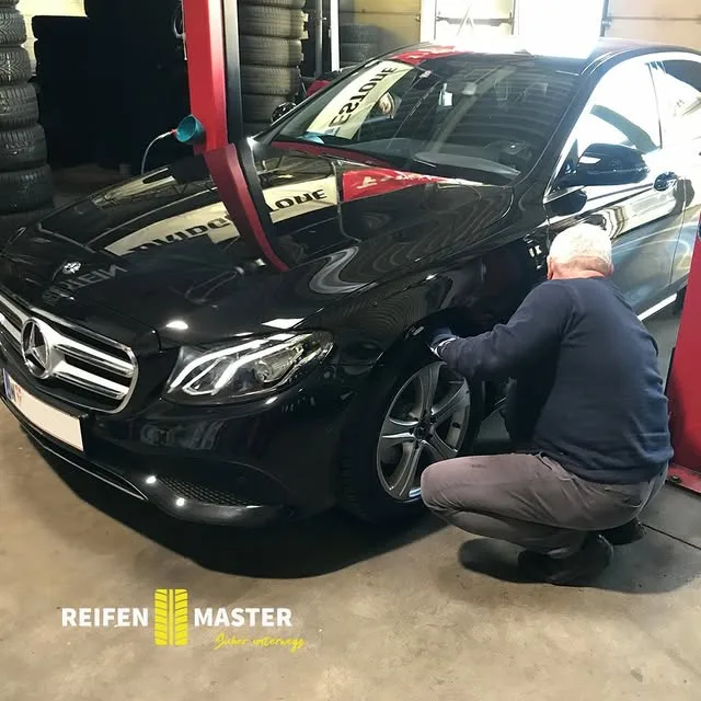 Miodrag Zecevic bei der Arbeit an einem Rad